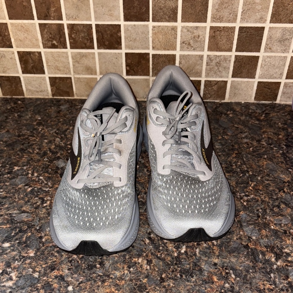 Brooks Men's Gray Mesh Running Sneakers with Black Accents
